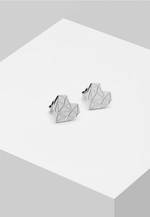 Zilveren geometrische hartvormige oorbellen met een gemusterd ontwerp. Gladde metalen oppervlakte, met meerdere driehoekige facetten.