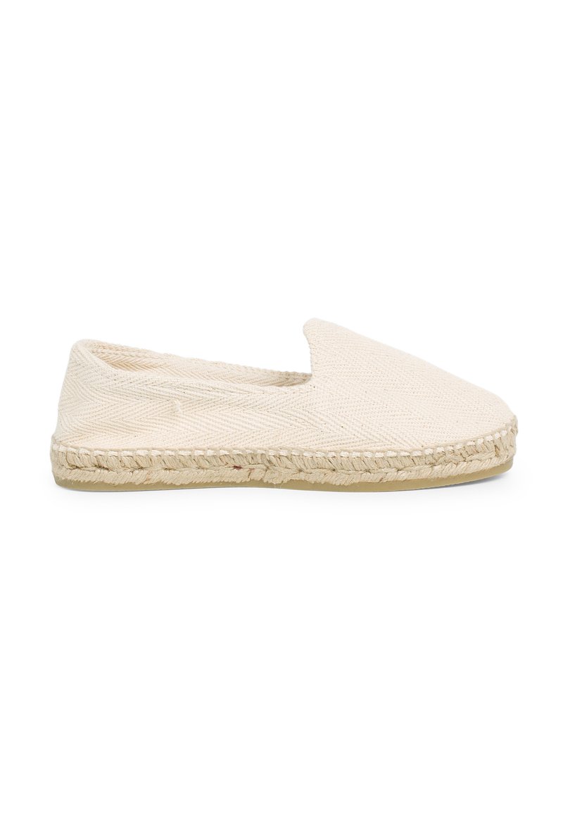 Canvas espadrille schoen, crème kleur, instapontwerp, gestructureerd oppervlak, ronde neus en jute touwdetails langs de zool.