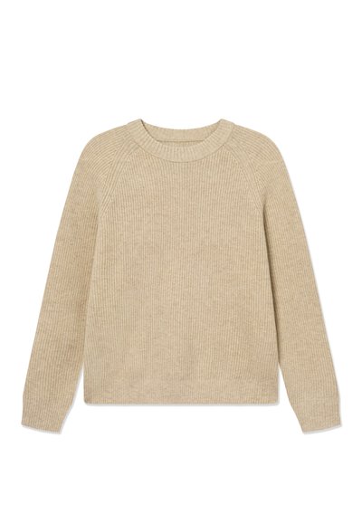 Bežani rebrasti pleteni pulover s okruglim izrezom i raglan rukavima. Mekana tekstura i opušteni kroj, sa ravnim rubom.