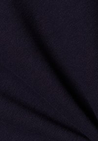 Tessuto a maglia blu navy con una morbida texture, che presenta un delicato motivo intrecciato e un'ottima caduta, adatto per vari capi d'abbigliamento.