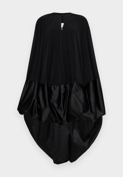 Juodas apsiaustas su apvaliu iškirpimu, raukšlėta medžiaga viršuje ir glotni satino dalis apačioje. Dizainas sukuria plačią siluetą.