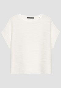 Hvid kortærmet tekstureret top med subtile bølgede vandrette linjer, rund halsudskæring og et sort mærke indeni kraven.