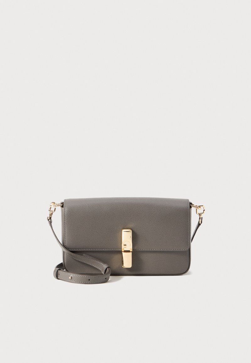 Borsa a tracolla in pelle grigia con una superficie liscia, chiusura sicura in oro e cinturino regolabile. Forma rettangolare semplice con linee pulite e design minimale.
