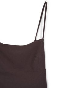 Braunes Spaghettiträgertop mit eckigem Ausschnitt und leicht schmaler A-Linie, samt glatter Textur und minimalistischem Design.