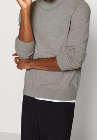 ARKET Strickpullover - light grey