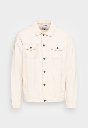 Beige denimpoehikh with a collared neck, two chest pockets, and side pockets. Features metallnupud and a logo on the left chest pocket.