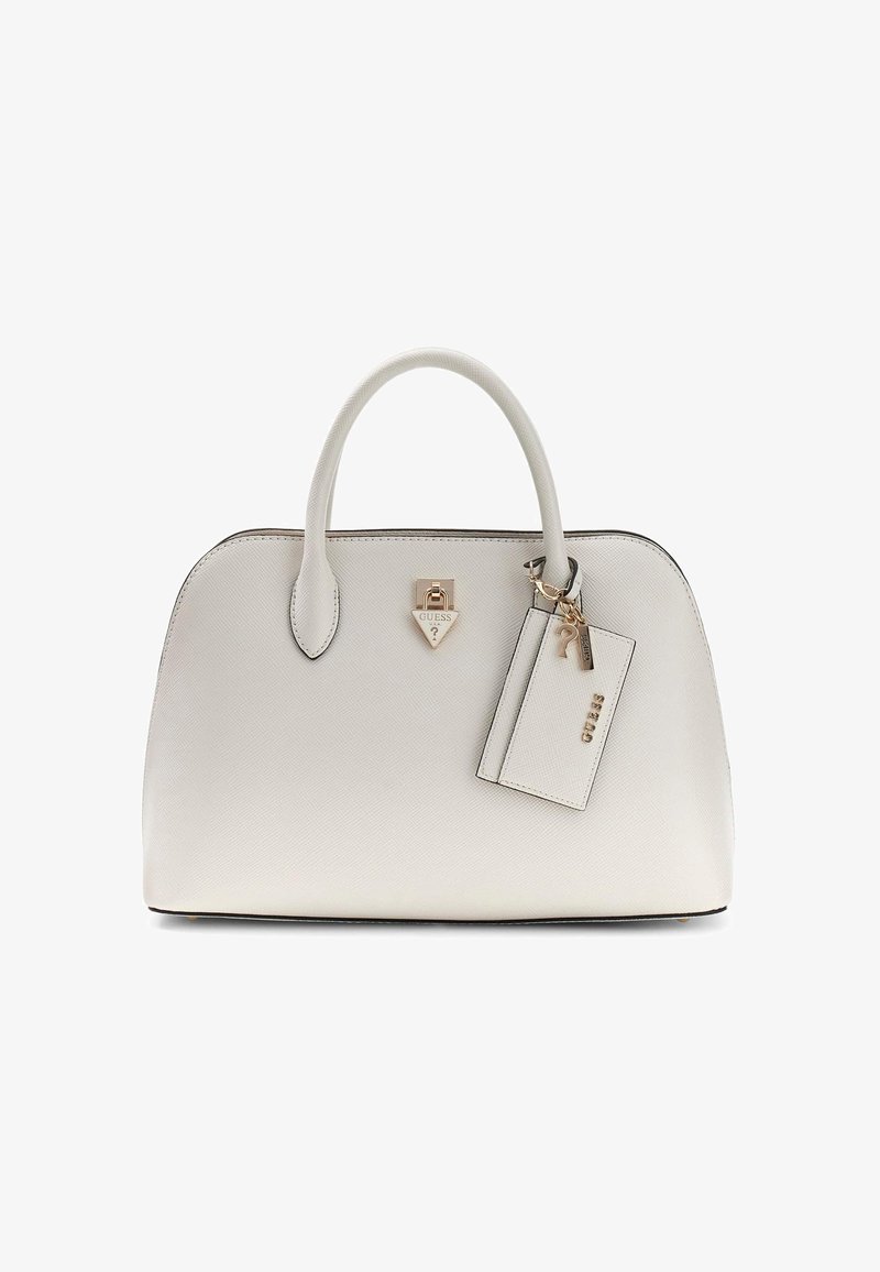 Sac à main blanc structuré avec double anses, serrure logo Guess couleur or, et étiquette rectangulaire attachée avec accents dorés.