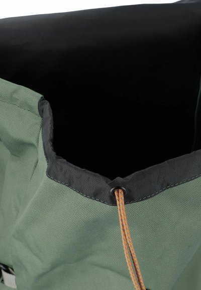Borsa in tessuto verde con fodera nera, dotata di chiusura a coulisse e superficie liscia, progettata per versatilità e durata.
