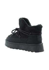 Czarne botki za kostkę z teksturowaną, futrzaną cholewką, płaską gumową podeszwą i sznurowaniem. Na boku znajduje się naszywka z logo jako element brandingu.