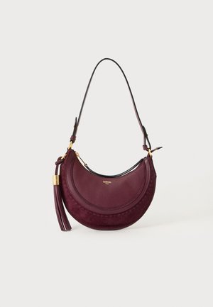 Sac à main bordeaux en forme de croissant de lune avec bandoulière, pièces métalliques dorées, grande pampille latérale et petit logo "Lancel Paris" à l'avant.
