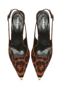 Sandały typu slingback z ostrym noskiem w brązowo-czarny wzór w panterkę, z błyszczącą czarną wkładką i metaliczno-złotym czubkiem. Regulowany pasek.