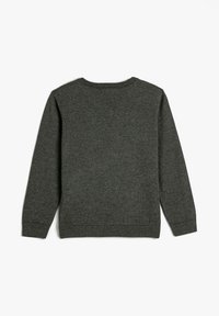 Ciemnoszara dzianinowa sweter z długim rękawem, z prążkowanym dekoltem, mankietami i dolnym brzegiem, leżący płasko, ukazujący tylną stronę.