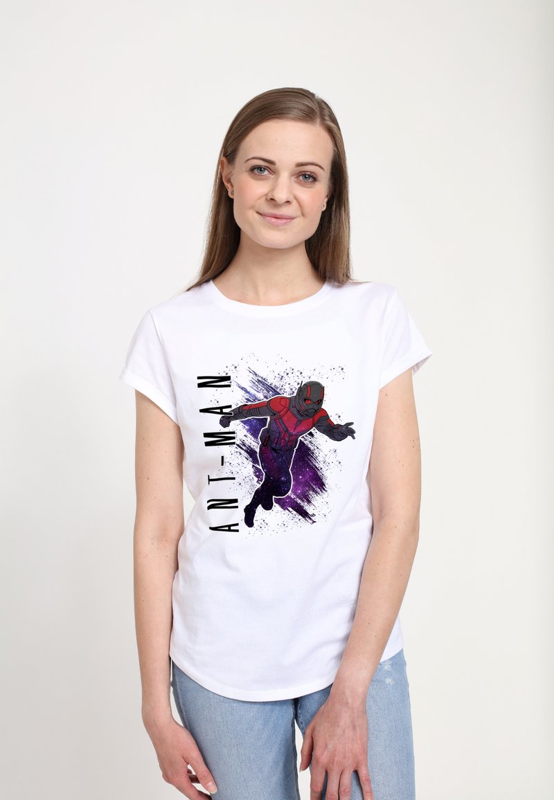 Biała bawełniana koszulka z grafiką Ant-Mana w kolorach czerwonym i czarnym, z purpurowymi plamami w tle, oraz napisem "ANT-MAN" z lewej strony.