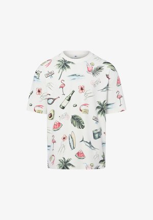 Weißes T-Shirt mit kurzen Ärmeln, das bunte tropische Motive zeigt, darunter Flamingos, Palmen und Sommergegenstände in verschiedenen Mustern.