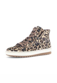 Hoge sneakers met een luipaardprint, gemaakt van beige en zwart suède materiaal, met bruine veters en een witte rubberen zool.