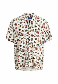 Chemise blanche à manches courtes avec boutons, imprimé coloré style tatouage incluant des roses, des tigres, des hirondelles, des cœurs, des papillons et des crânes.