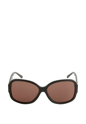 Czarne duże, prostokątne okulary przeciwsłoneczne z brązowymi przyciemnianymi soczewkami i zakrzywionymi szarymi zausznikami na białym tle.