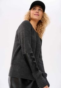 Dunkelgrauer gestrickter Pullover mit strukturiertem Stoff, Lederakzenten an den Ärmeln, gerippten Bündchen und einer lockeren Passform.