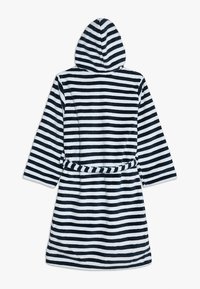 Accappatoio con cappuccio e maniche lunghe, realizzato in tessuto morbido. Presenta strisce verticali alternate blu navy e bianche, chiuso in vita con una cintura.