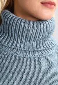 KIOMI Stickad tröja - mottled light blue