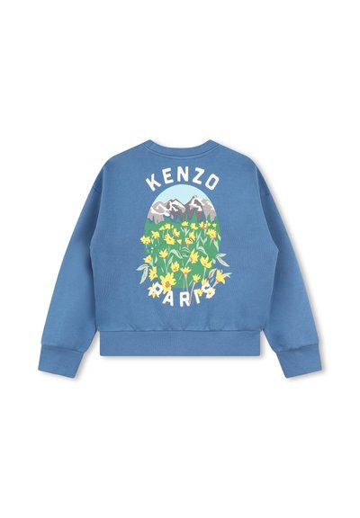 Sweatshirt en coton bleu avec un design graphique de montagnes et de fleurs au dos. Les mots "KENZO" et "PARIS" sont imprimés en blanc.