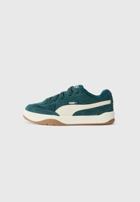 Baskets en suède teal avec des accents crème, semelle en caoutchouc et languette texturée. Logo blanc sur le côté, présentant un bout arrondi et un système de laçage.