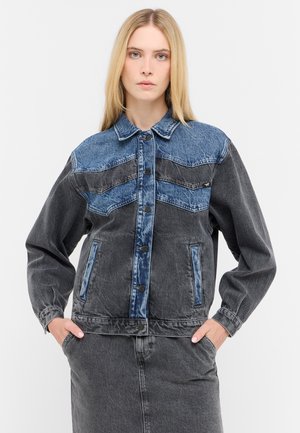 Jeansjacke mit einem kontrastierenden blauen oberen Abschnitt und einem schwarzen unteren Abschnitt, Knopfverschluss und Seitentaschen, in einem lässigen Schnitt.