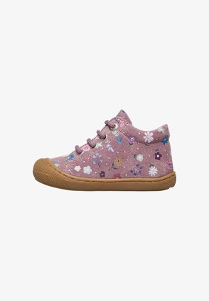Rosa Wildleder High-Top Sneakers mit Blumenmuster, Schnürverschluss und Gummisohle. Bemerkenswerte Details sind die abgerundete Zehenpartie und die strukturierten Akzente.
