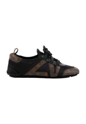 Zwartbruine lage sneaker met Louis Vuitton logo patronen, vetersluiting en treklus bij de hiel.