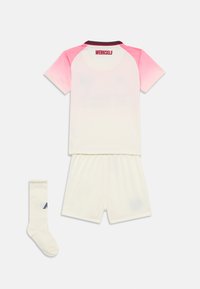 Vit sporttröja med ärmar i rosa gradient, svart krage och texten "WERKSELF"; i kombination med vita shorts och matchande strumpor med logotyp.