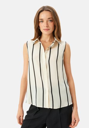 Blouse sans manches en crème avec des rayures verticales noires, avec un bouton sur le devant et un col classique. Tissu léger et lisse avec une coupe décontractée.