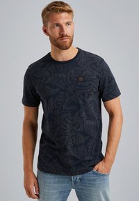 Camiseta de rayas navy con mangas cortas, que presenta un diseño abstracto texturizado y un pequeño logotipo cuadrado en el pecho.