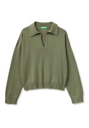 Zielony oliwkowy sweter z długim rękawem z dekoltem w serek i kołnierzykiem polo, ściągaczami przy rękawach i dole, ułożony płasko na białym tle.