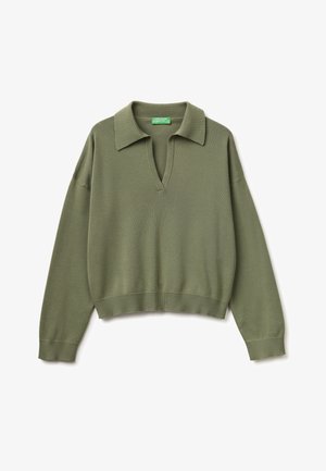Langärmeliger olivgrüner Pullover mit V-Ausschnitt und Polokragen, mit gerippten Bündchen und Saum, flach auf einem weißen Hintergrund liegend.