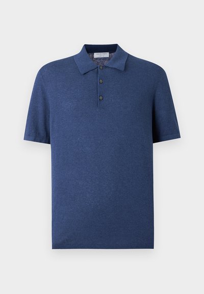 Ανδρική μπλούζα πόλο σε σκούρο μπλε με κοντά μανίκια, τρία κουμπιά και κλασικό γιακά, από μονόχρωμο πλεκτό ύφασμα.