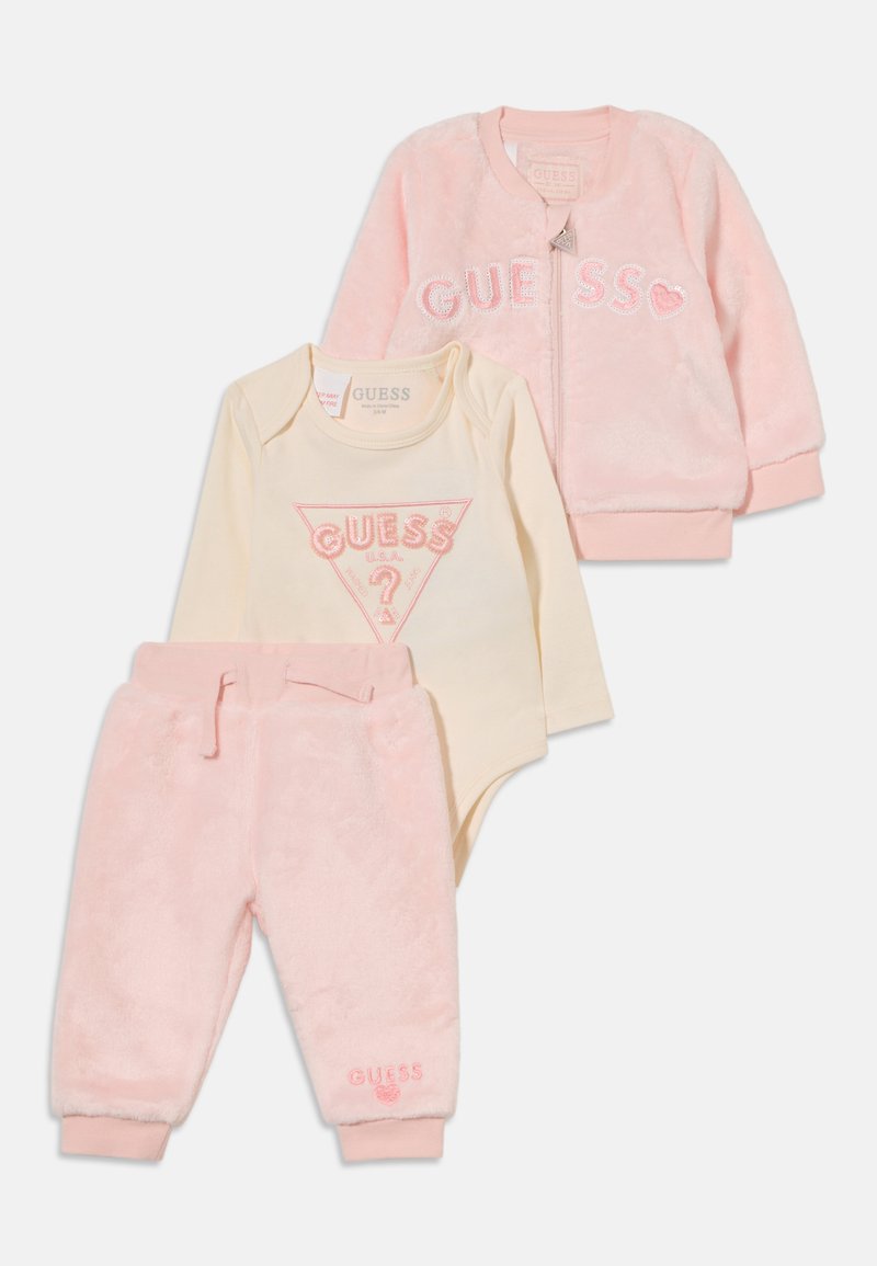 Veste rose douce, pantalon rose et body crème à manches longues avec détails du logo Guess rose pour bébés.