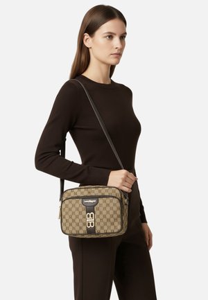 Borsa a tracolla color cuoio con motivo stampato, dettagli con logo e texture liscia. Dispone di chiusura con cerniera e tracolla lunga regolabile.