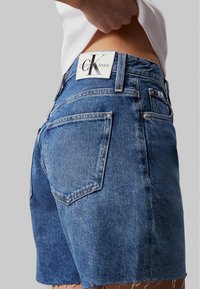 Calvin Klein Jeans MOM - Jeansshorts - denim medium