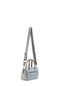Denim tas met grijze verstelbare riem, zilveren hardware, textuurelementen en dubbele handvatten. Voorzien van een voorvak met ritssluiting en een compact ontwerp.