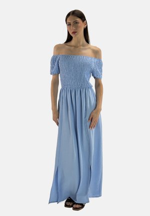 Robe maxi décolletée en bleu clair, avec un corsage smocké, des manches bouffantes et des fentes sur les côtés. Tissu léger avec un design fluide.