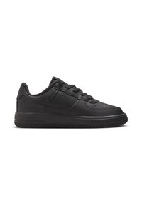 Baskets basses en cuir noir avec fermeture à lacets, bout perforé et semelle texturée, vues de côté sur fond blanc.