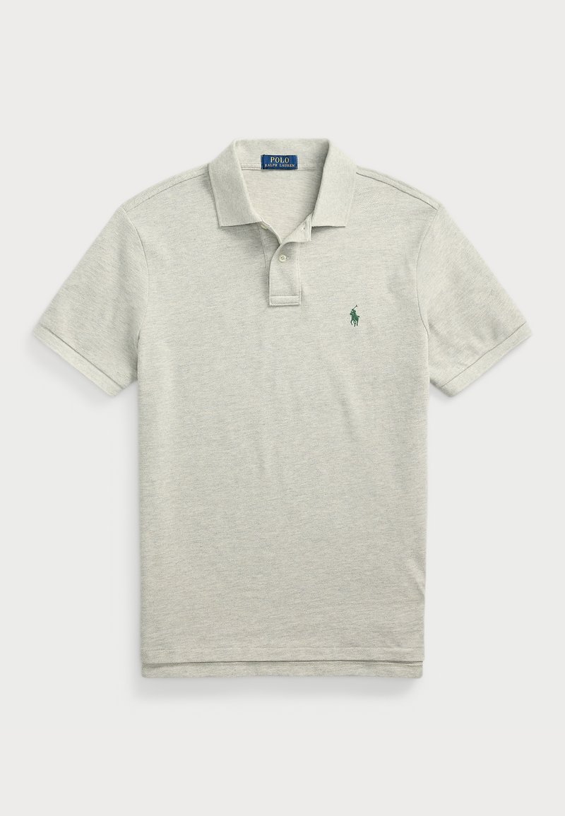 Polo à manches courtes gris clair avec col, patte à deux boutons et petit logo vert brodé sur la poitrine gauche.