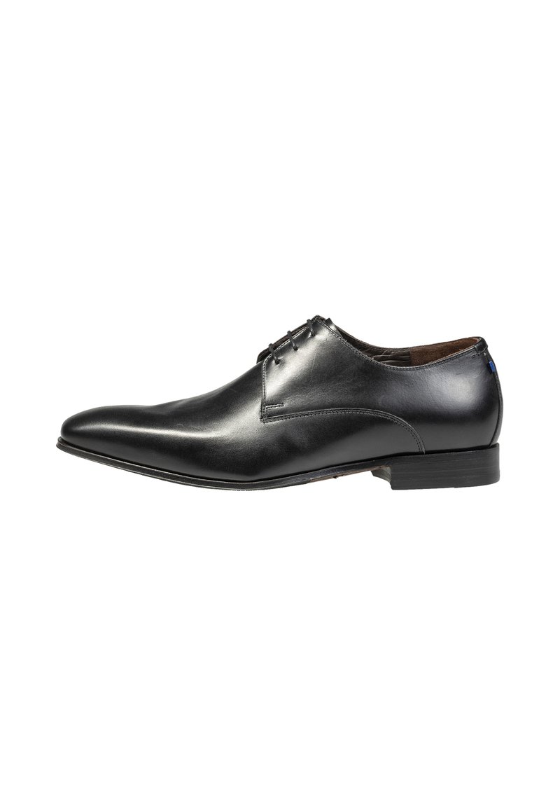 Scarpa da uomo in pelle nera con punta affusolata, design allacciato, texture liscia e tacco basso. Cuciture a contrasto e dettagli sottili visibili.