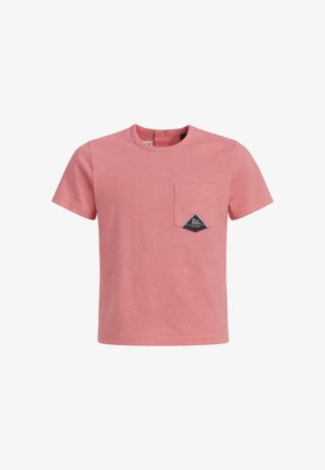 Maglietta corallo a maniche corte per toddler con collo rotondo, tasca frontale e piccola patch logo nera sulla tasca.