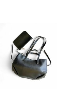 Schwarze Lederhandtasche mit zwei kurzen Griffen und einem abnehmbaren Reißverschluss-Portemonnaie. Glatte Oberfläche und minimales Design ohne sichtbare Muster.