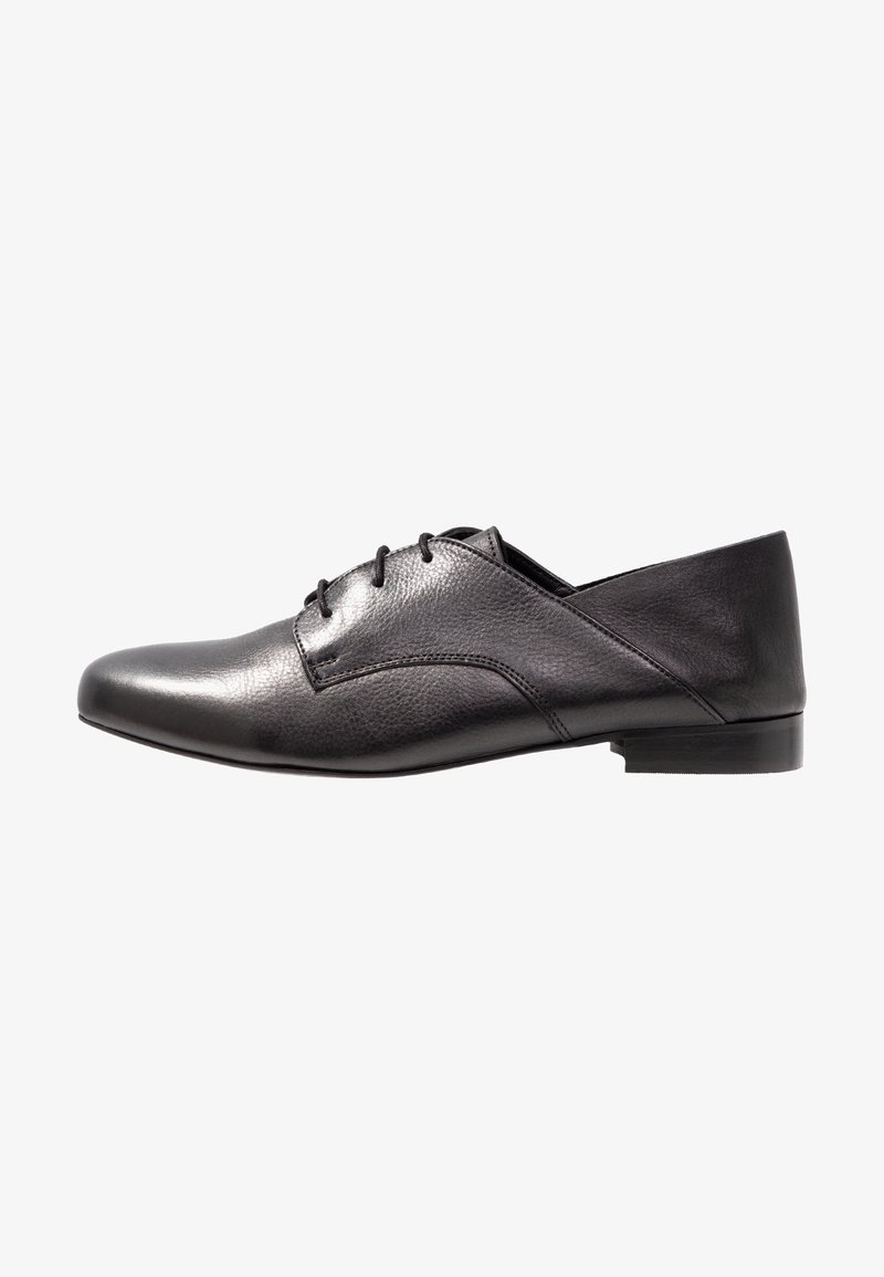 Chaussure en cuir noir avec une finition lisse, bout pointu, design à lacets et un petit talon empilé. Présente une texture subtile sur la tige.