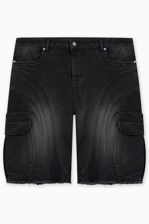 Svarta jeansshorts med böjda sömmar, fransig fåll och cargofickor på varje sida. Tillverkade av robust tyg, designade för funktionalitet.