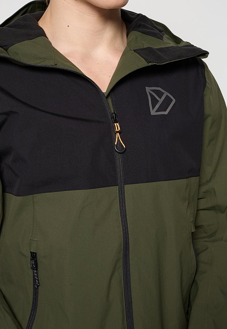 Olivgrüne und schwarze Kapuzenjacke mit Reißverschluss, strukturiertem Stoff und einem Akzent-Logo auf der Brust. Leichtes Design mit Taschen.