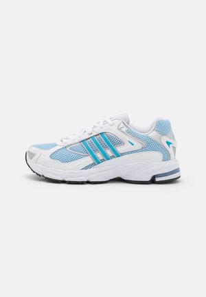 Białe sportowe sneakersy z niebieskimi akcentami, z siateczkową cholewką, perforowaną teksturą, wyściełanym kołnierzem oraz grubą podeszwą dla wsparcia.