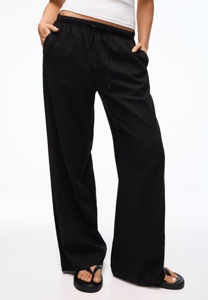 Bershka WITH AN ELASTICATED WAISTBAND - Stoffhose - black